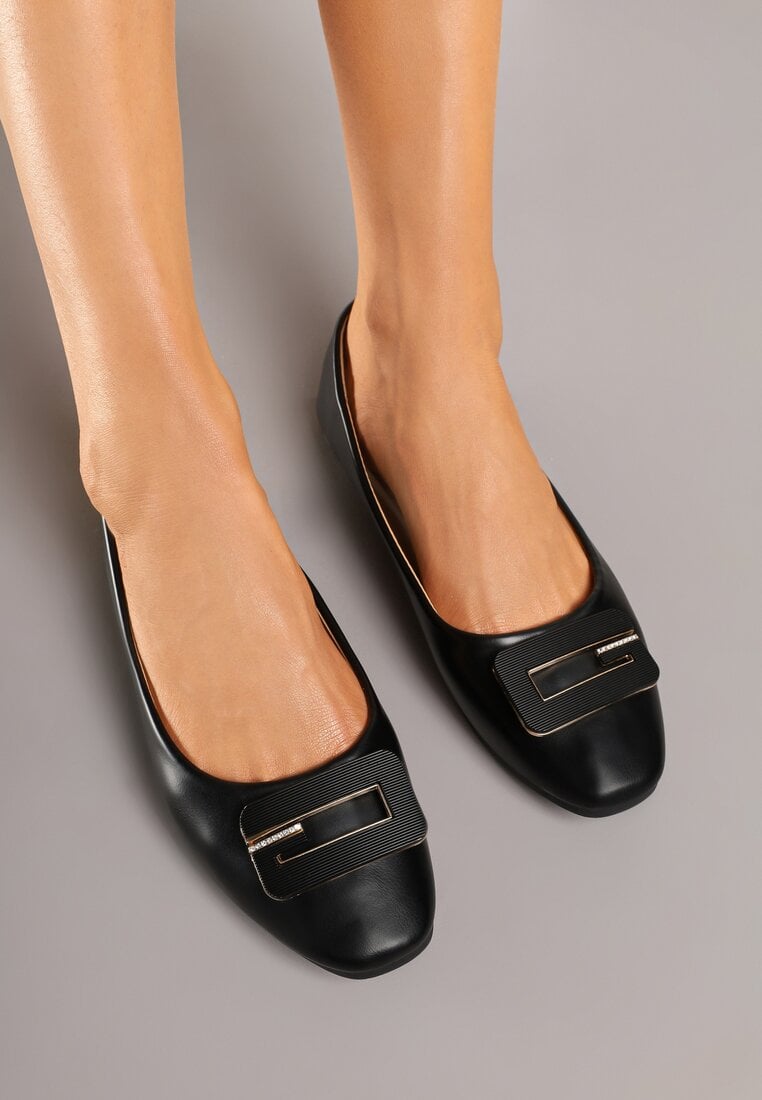 Czarne Balerinki Ozdobione Geometryczną Aplikacją Tirenia