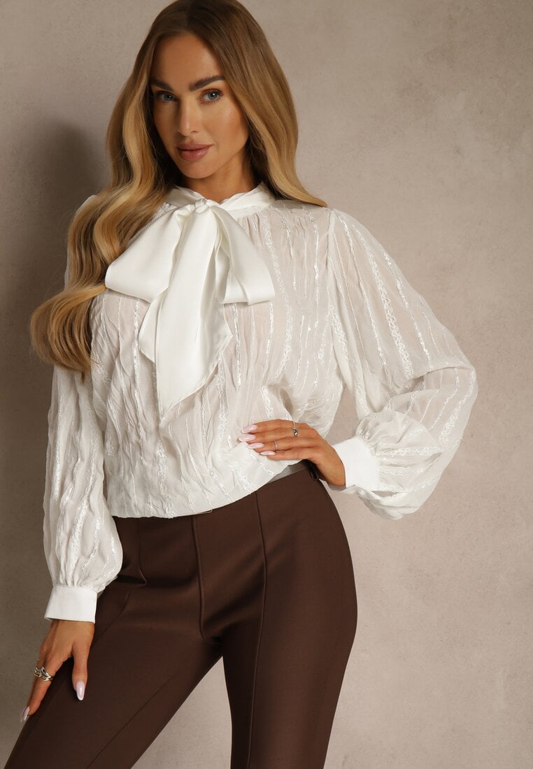 Biała Tłoczona Bluzka o Koszulowym Kroju z Ozdobnym Wiązaniem Sepalea