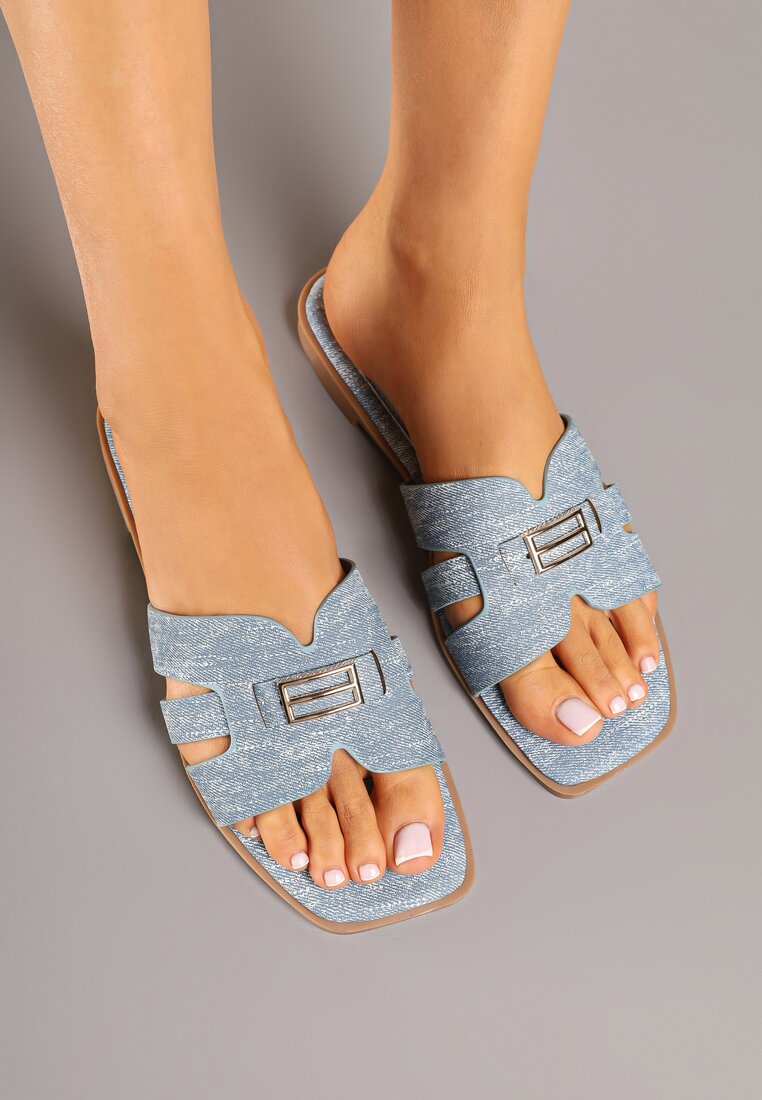 Jasnoniebieskie Klapki na Płaskiej Podeszwie z Elegancką Aplikacją Ellidella