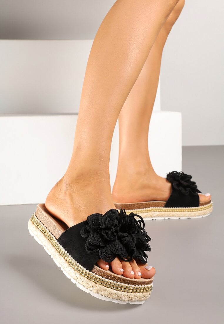 Czarne Klapki na Niskiej Platformie z Ozdobną Aplikacją z Kwiatem Soprine