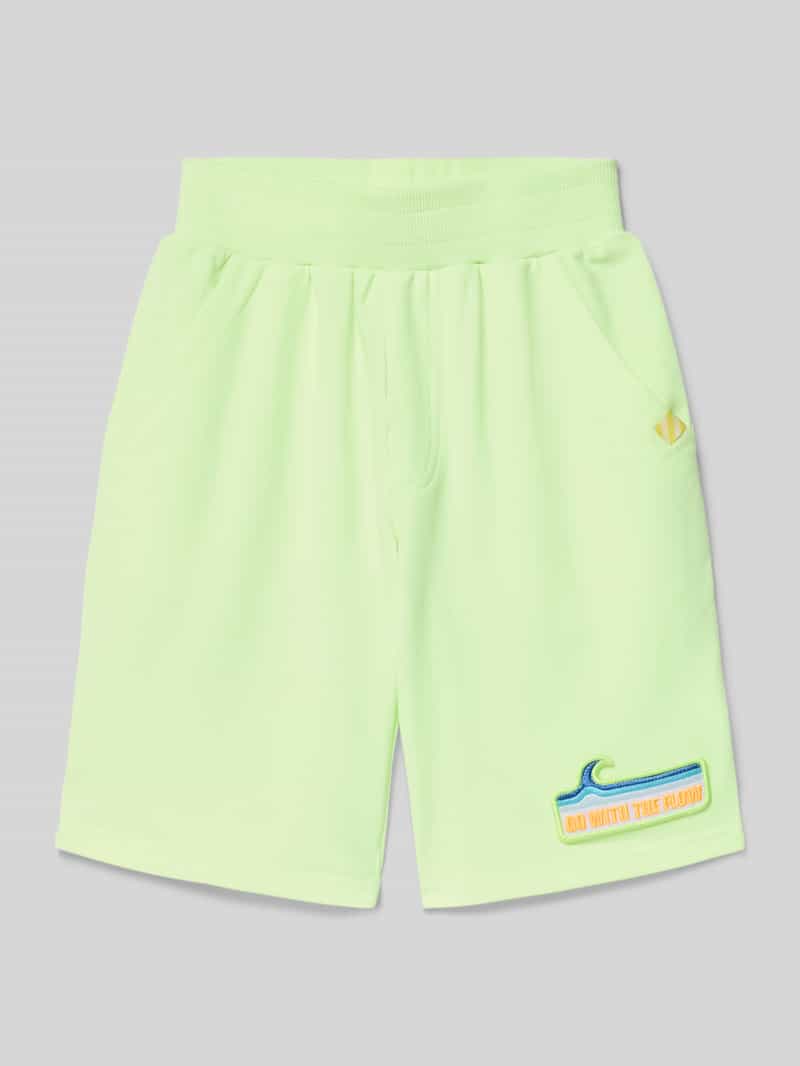 Szorty o kroju regular fit z naszywką z motywem