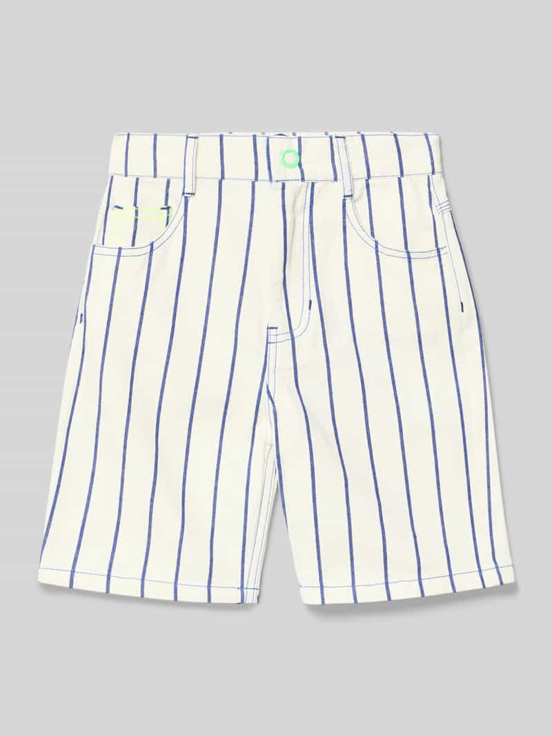 Szorty z kieszeniami z tyłu i haftem