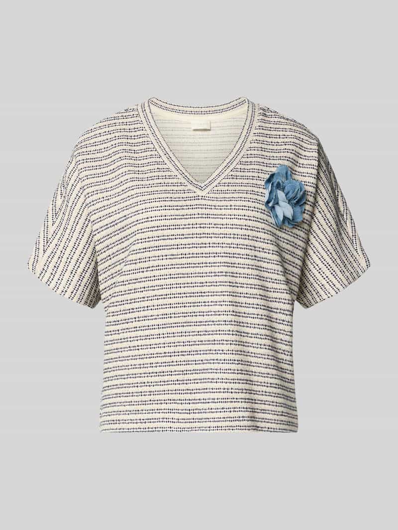 T-shirt z kwiatową aplikacją