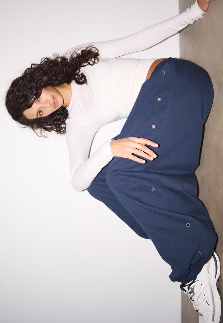 Stradivarius Spodnie jogger z oczkami Morski S