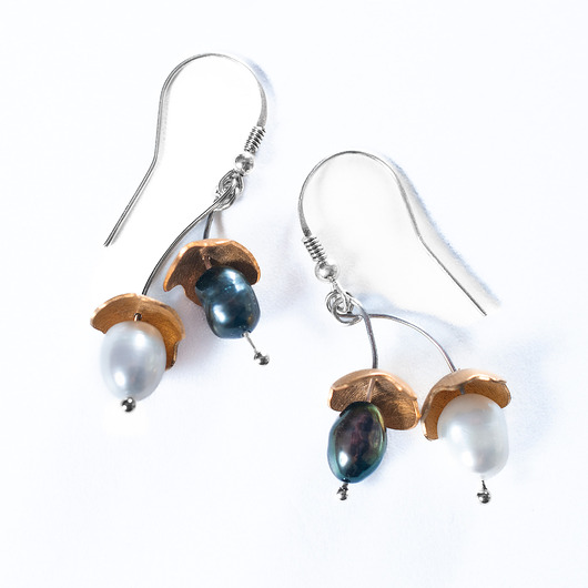 Kolczyki z perłami i mosiądzem.[PK18]