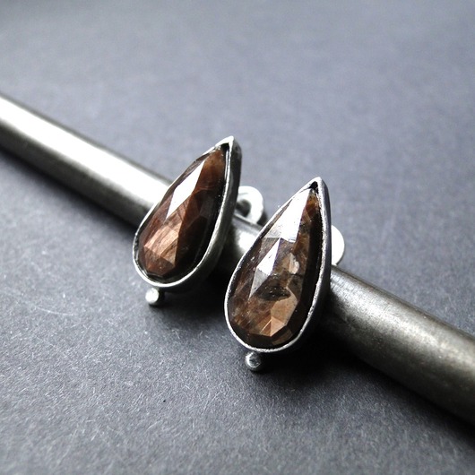 Sztyfty Brown z szafirem i kropką