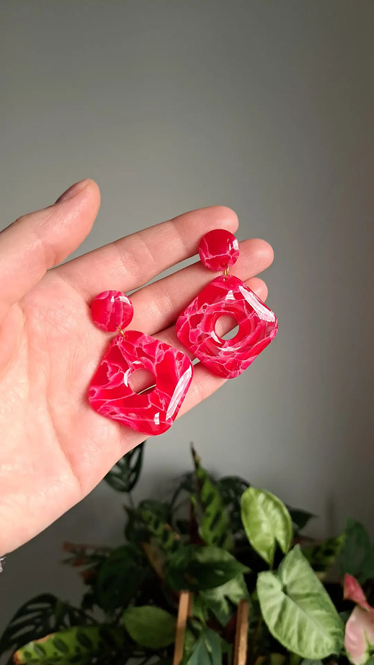 Duże wiszące różowe kolczyki sztyfty
