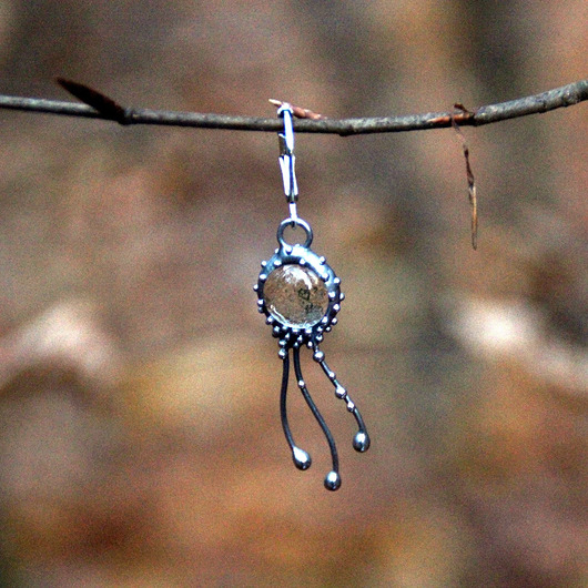 Kolczyk z motywem meduzy wykonany techniką witrażową, niezwykły prezent