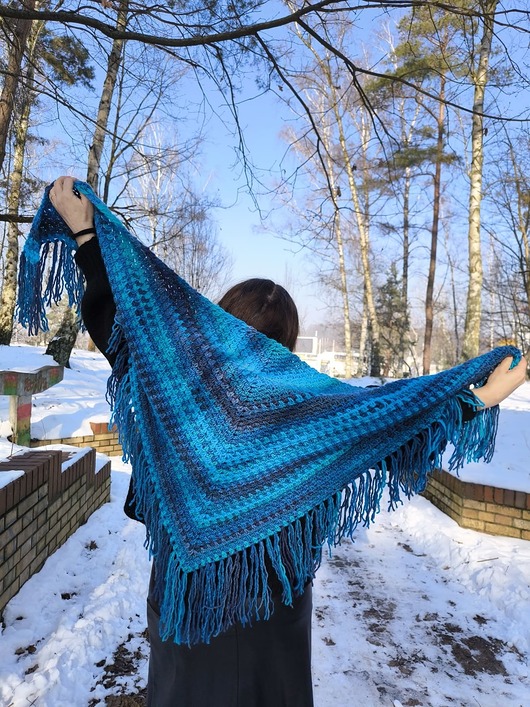 Chusta z frędzlami MAXCOLOR niebieska