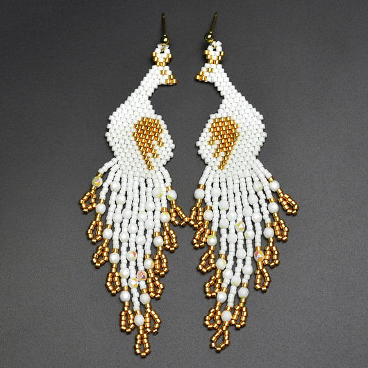 Pawie białe I, kolczyki z frędzlami, beading