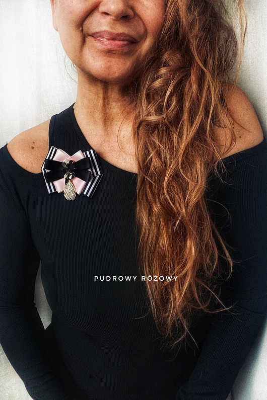 Brosza z czarną ozdobą w stylu glamour NEW