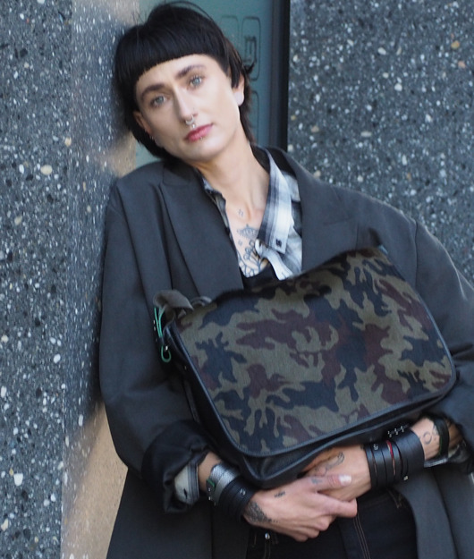 Duża torba skórzana, z klapą ze skóry z włosiem z nadrukiem moro