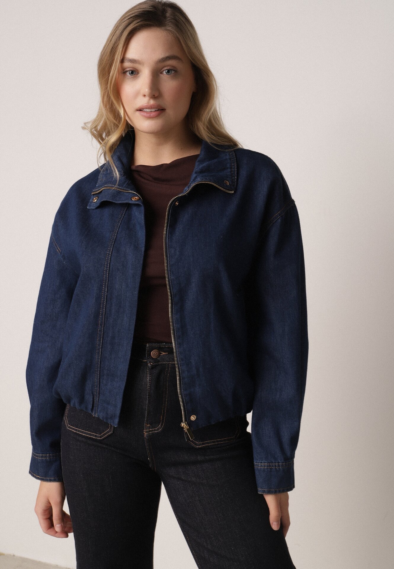 Ciemnoniebieska Jeansowa Kurtka Przejściowa z Bawełny o Kroju Bombki z Kołnierzykiem Jotima