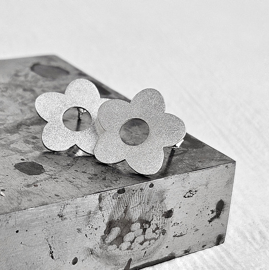 Kolczyki sztyfty srebrne satynowane Kwiatki niezapominajki