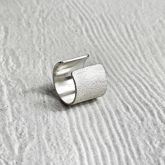 Nausznica duża szeroka srebrna