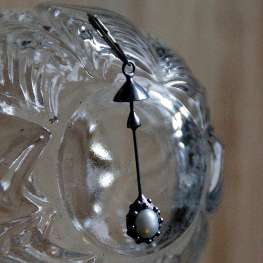 Ręcznie robiony metalowy kolczyk z motywem grzyba: biżuteria z perłą