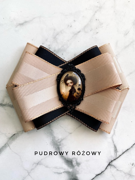 Brosza z niesamowitą grafiką zamkniętą pod kaboszonem NEW