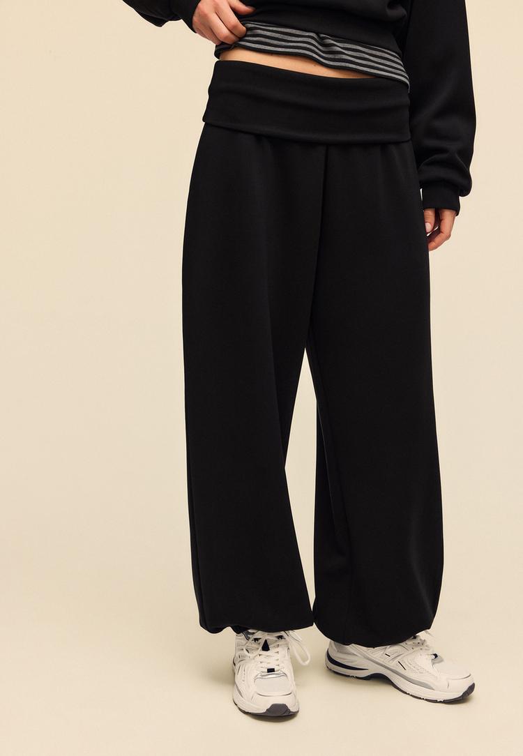 Stradivarius Spodnie jogger balloon z miękkim wywijanym pasem Czarny XS
