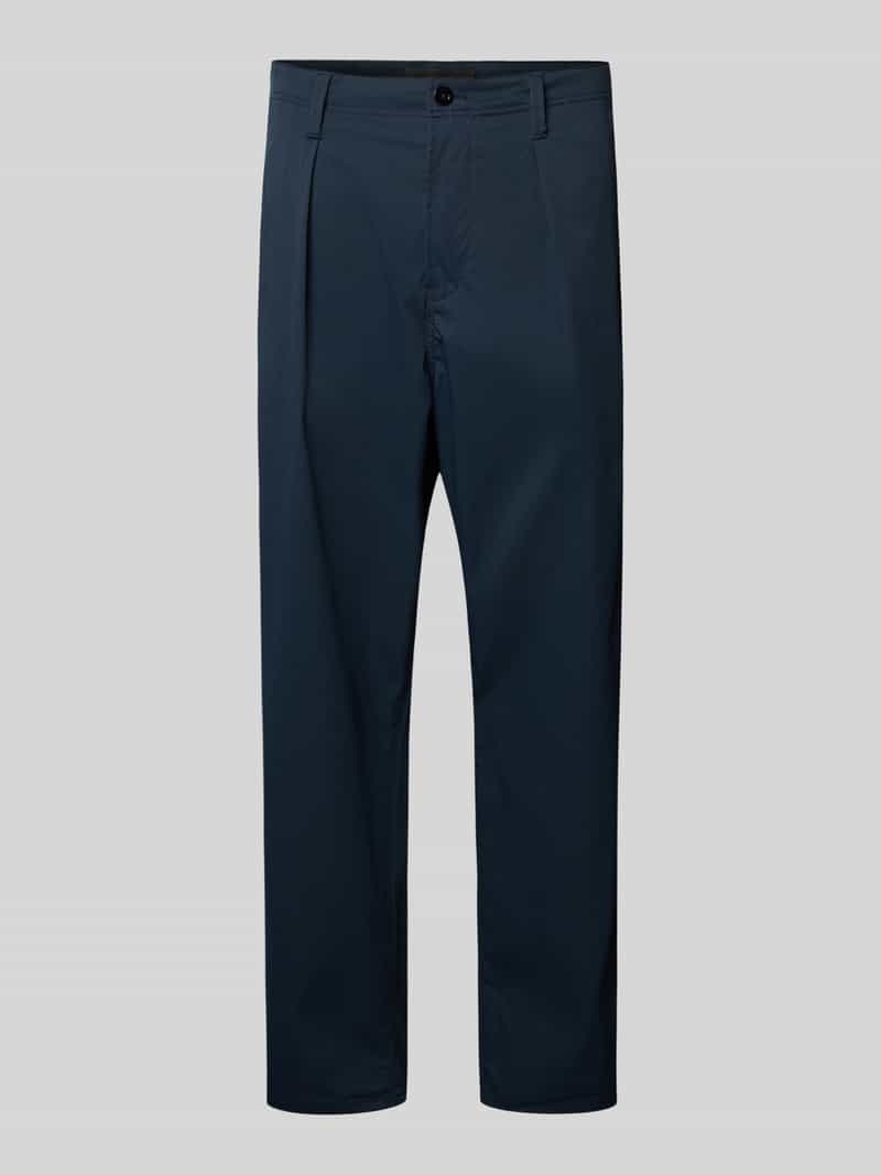 Chinosy o kroju straight fit z zakładkami w pasie