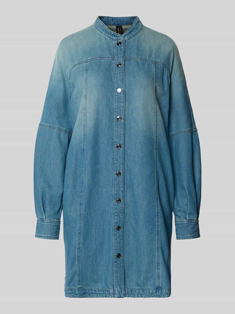 Sukienka jeansowa do kolan ze stójką