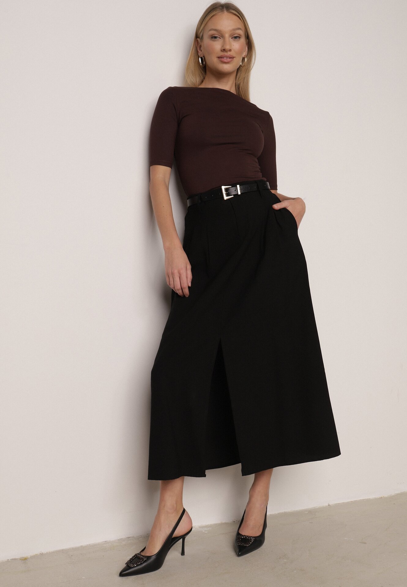 Czarna Wiskozowa Spódnica o Rozkloszowanym Kroju z Rozcięciem i Paskiem Jaelia