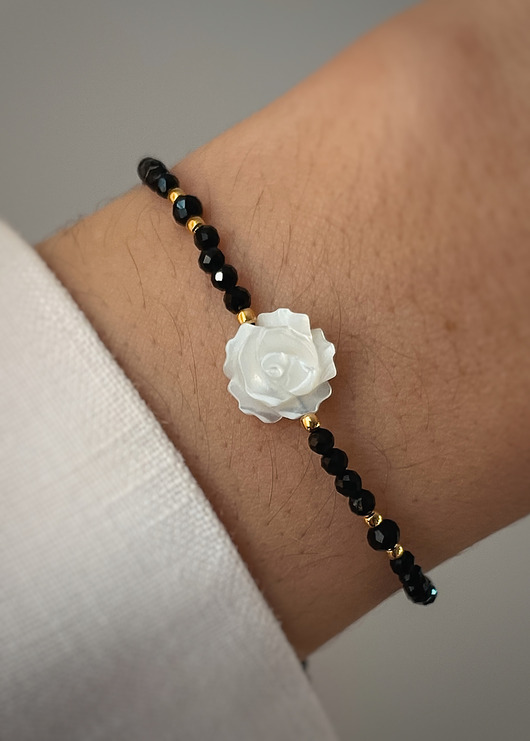 Bransoletka na nici z czarnego turmalinu i róży z masy perłowej