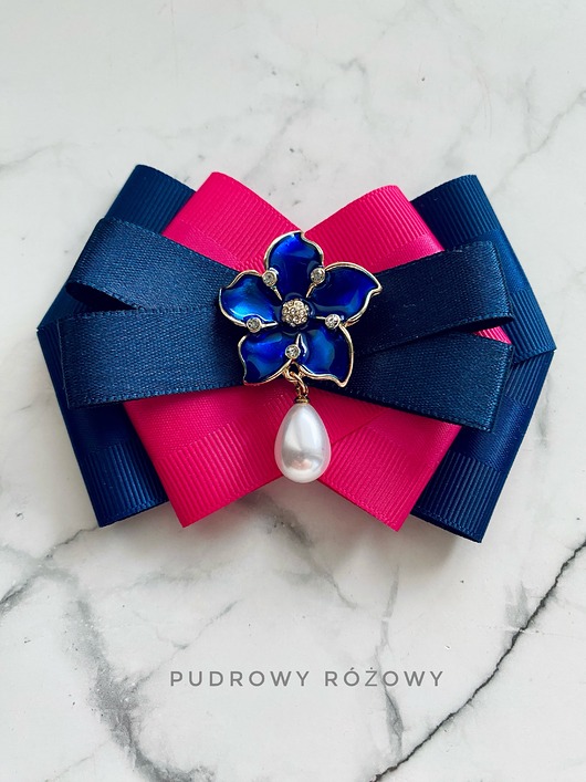 Kolekcja Kwiatowa Brosza z granatowym kwiatem z perełką
