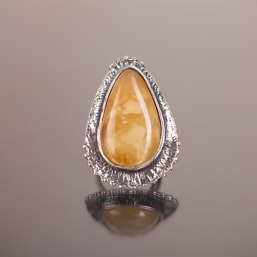 Pierścionek z bursztynem bałtyckim miodowym łezka