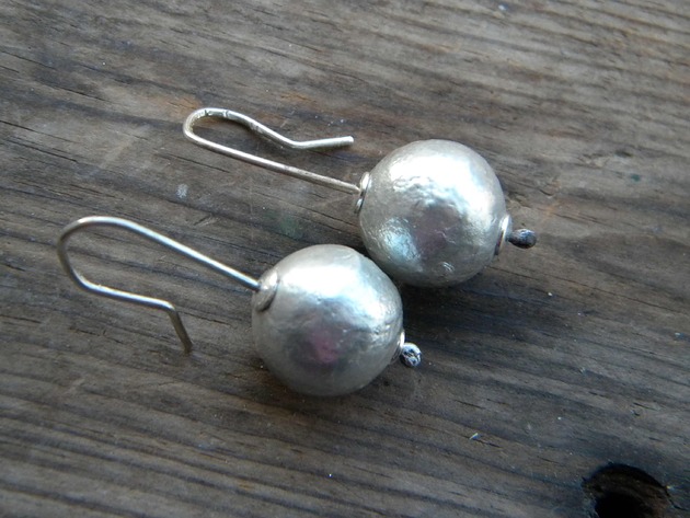 Srebrzyste duże perły - kolczyki