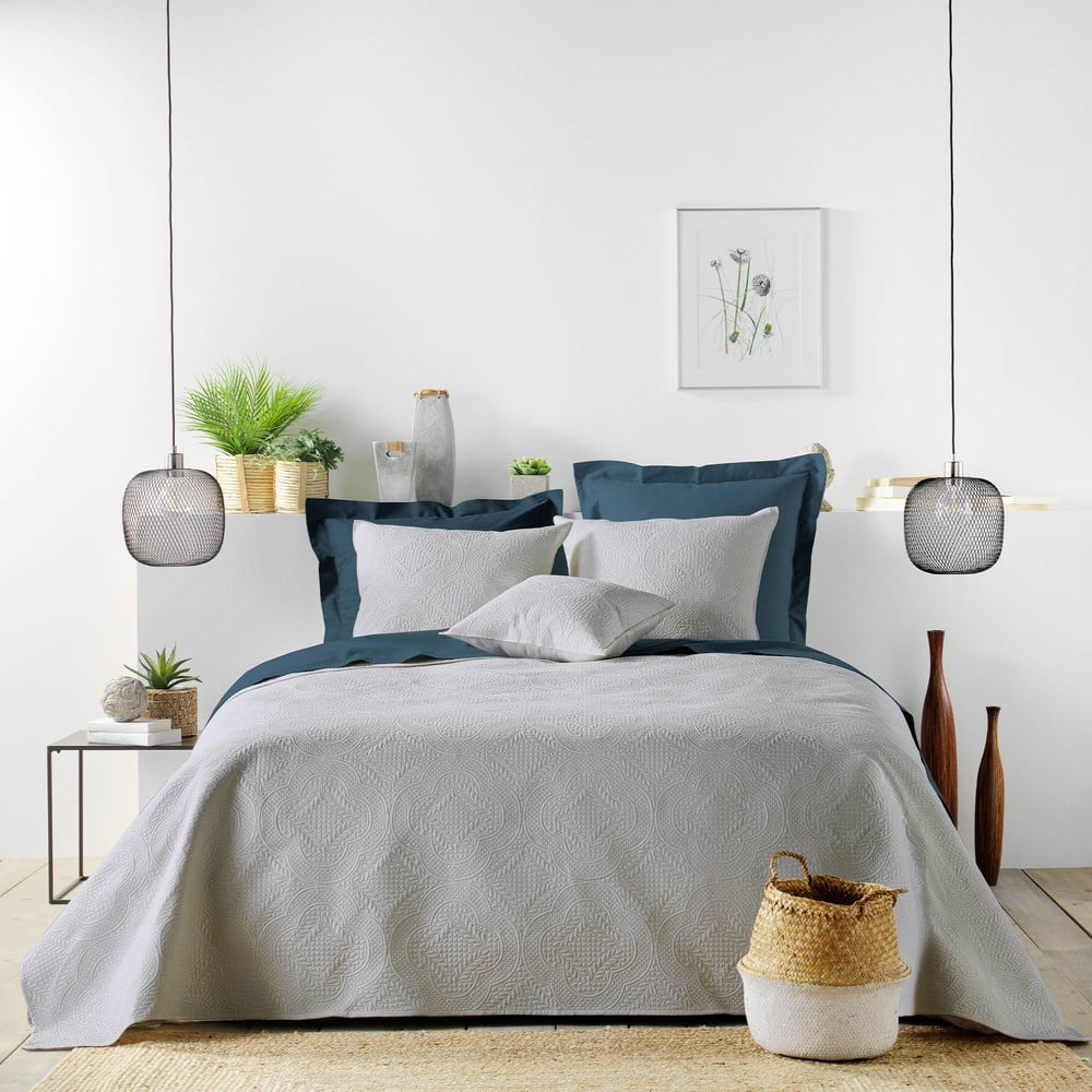 Szary pikowany zestaw narzuty na łóżko i poszewki na poduszkę z mikrowłókna 240x220 cm Romane – douceur d'intérieur