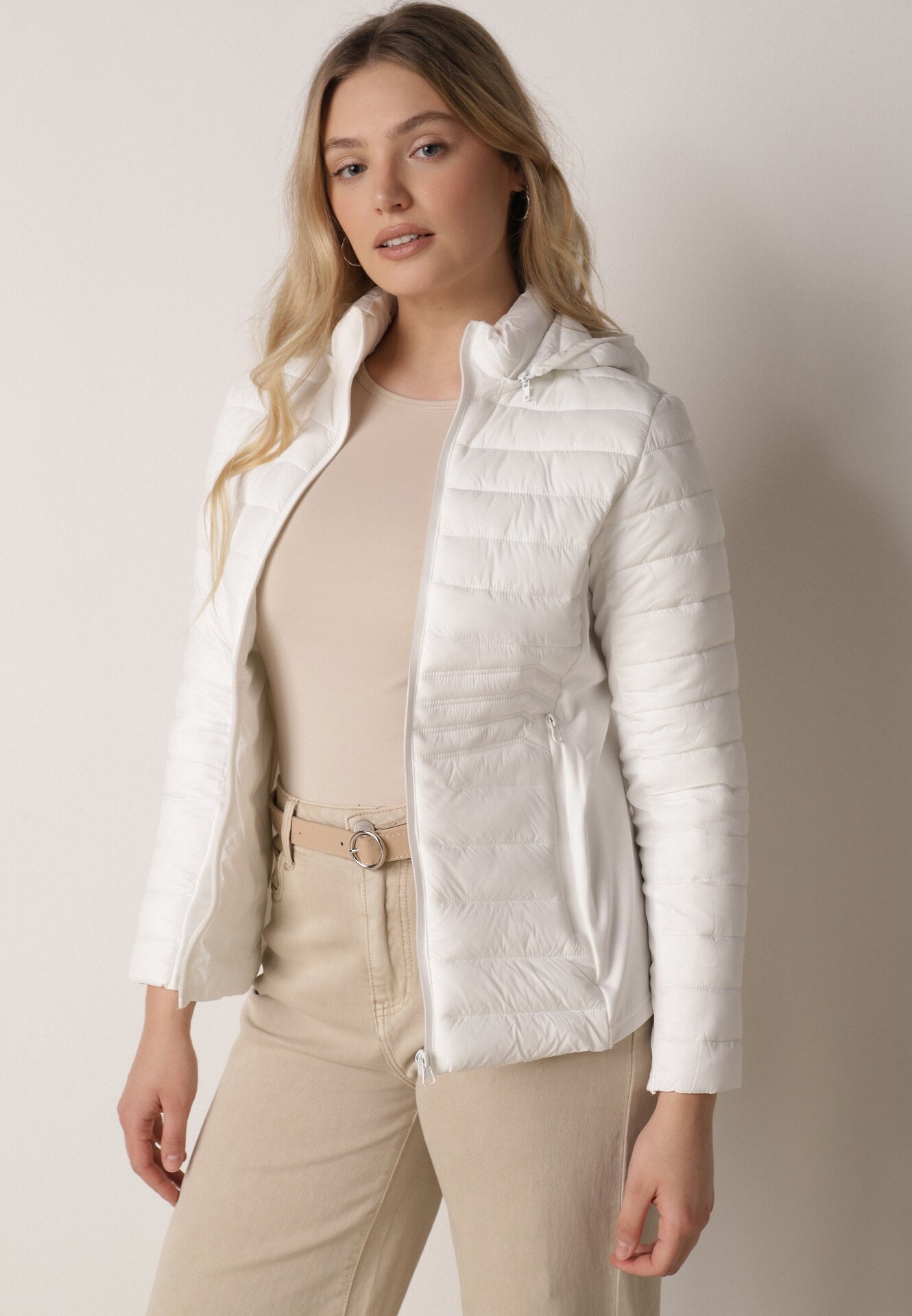 Biała Pikowana Kurtka Przejściowa z Kapturem i Elastycznymi Panelami Feziala