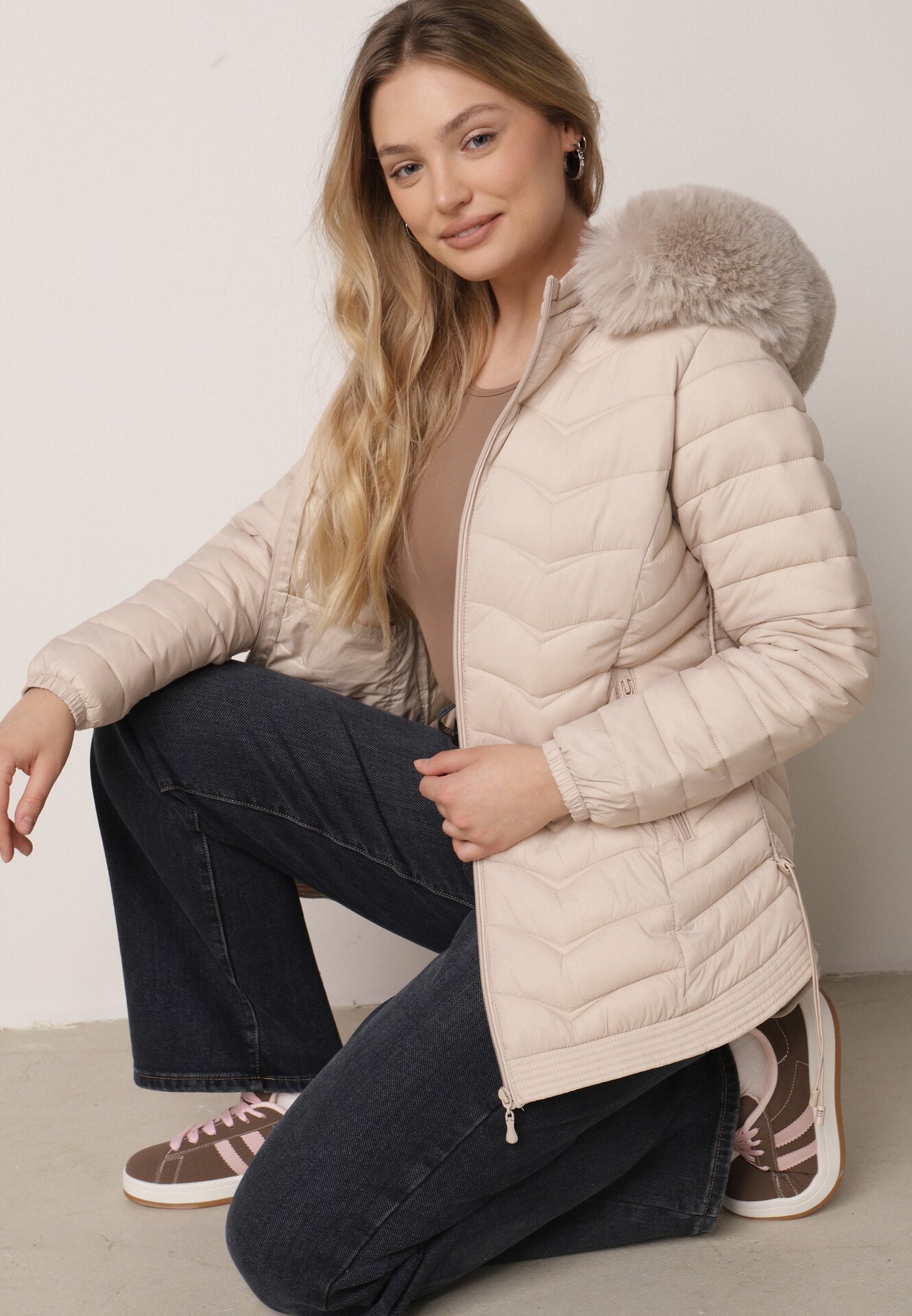 Jasnobeżowa Pikowana Kurtka Przejściowa z Kapturem i Ściągaczami po Bokach Fezika