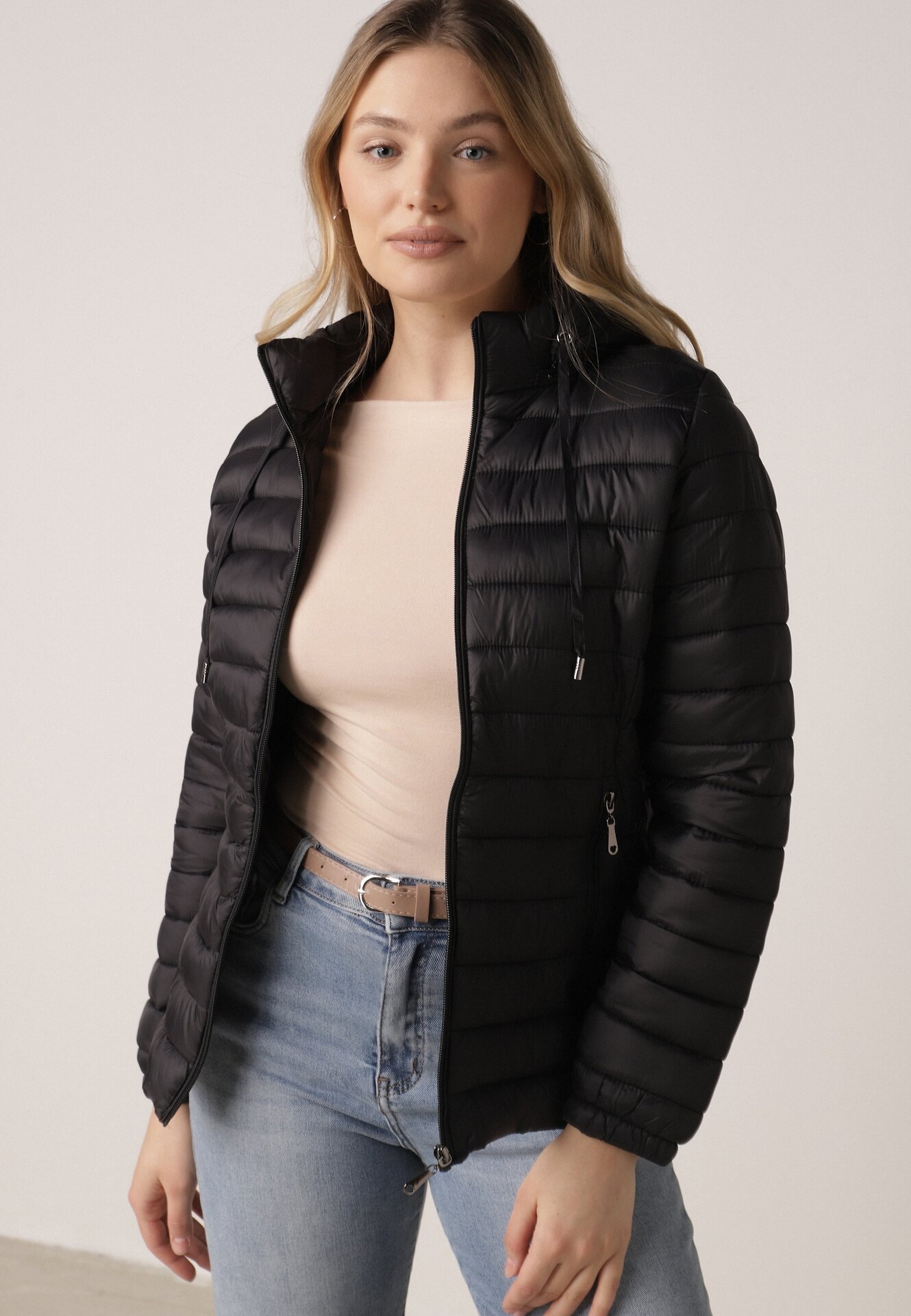 Czarna Klasyczna Kurtka Przejściowa z Pikowaniem i Odpinanym Kapturem Fezizola