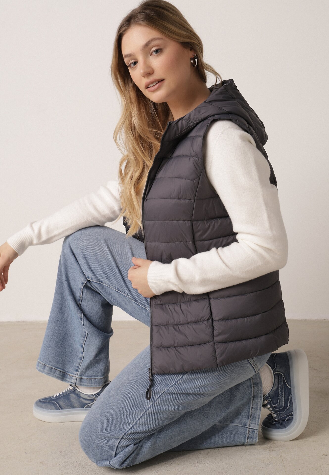 Szara Pikowana Kamizelka Przejściowa z Kapturem Neanissa