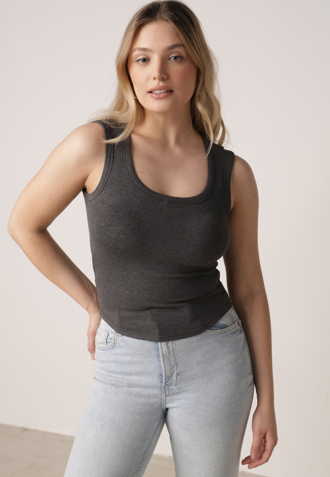 Szary Dopasowany Top Bez Rękawów z Wiskozy z Kwadratowym Dekoltem Madu