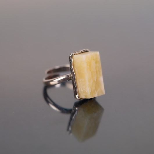 Pierścionek z prostokątnym mlecznym bursztynem