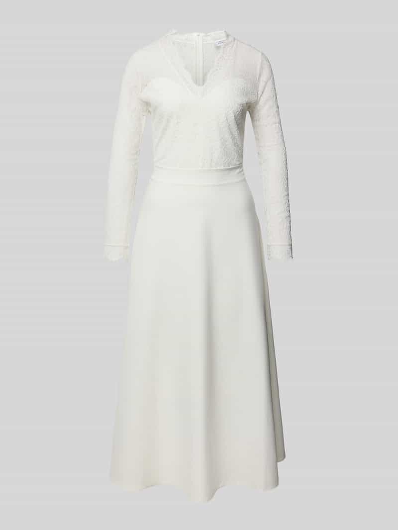 Suknia ślubna z dekoltem w serek Model 'Joanna'