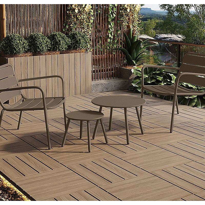 Zestaw mebli ogrodowych z metalu - 2 niskie sztaplowane fotele i wysuwane stoliki - Taupe - MIRMANDE marki MYLIA