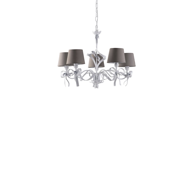 Lucy – biały lakierowany żyrandol z żelaza, dekor shabby chic, klosze PVC w kolorze gołębioszarym Ø16 cm, elegancki styl, 5 świateł