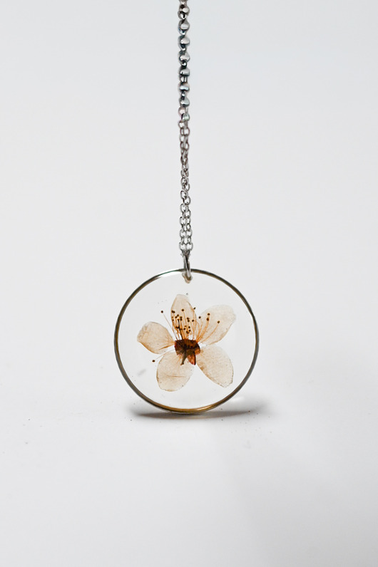 Naszyjnik z prawdziwym kwiatem wiśni