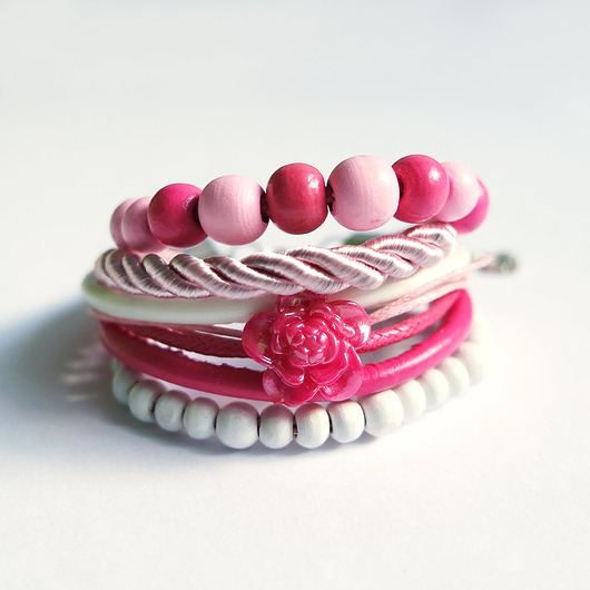 Bransoletka - Różowa róża - rzemienie, drewniane koraliki