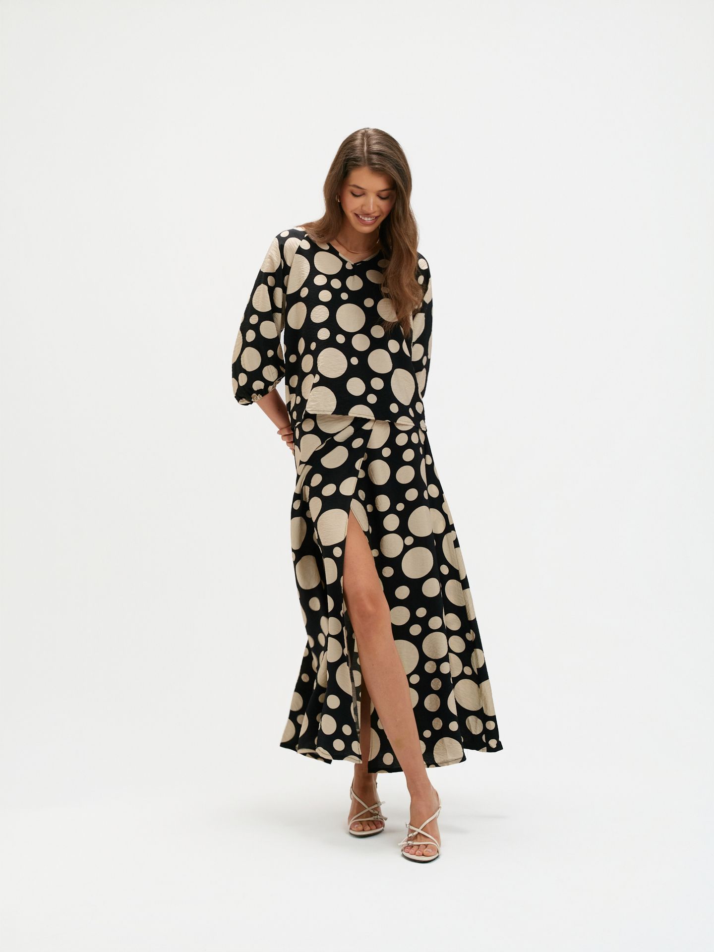 Spódnica z efektownym rozcięciem