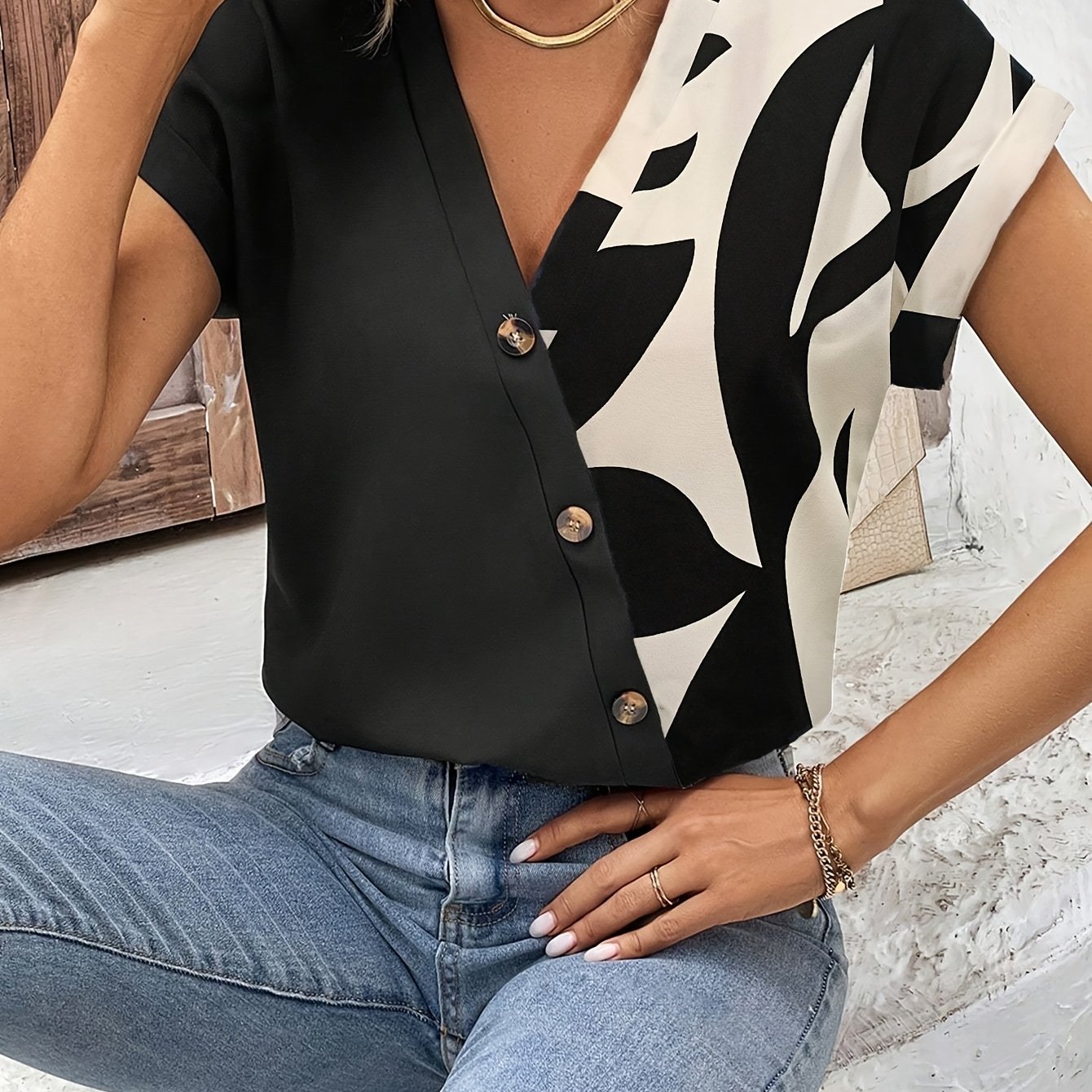 TEMU Modny damski top z krótkim rękawem i dekoltem w serek, z nadrukiem w b kolorów i imitacją guzików. Popularna koreańska odzież damska, idealna na