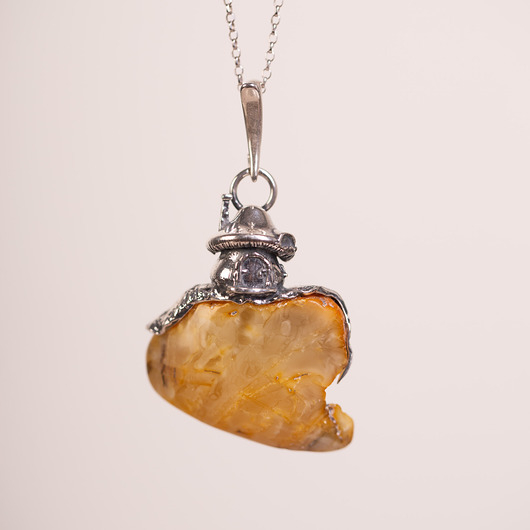 Wisiorek srebrny domek na naturalnym bursztynie bałtyckim