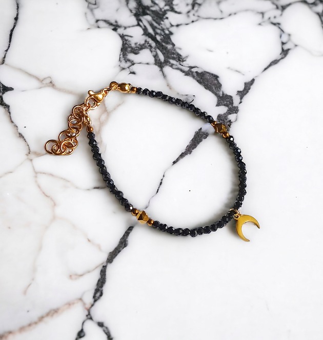 Ochronna bransoletka: lunula & czarny turmalin w pudełku jubilerskim