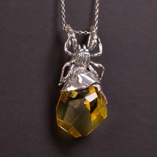 Wisiorek srebrny pająk z bursztynem bałtyckim