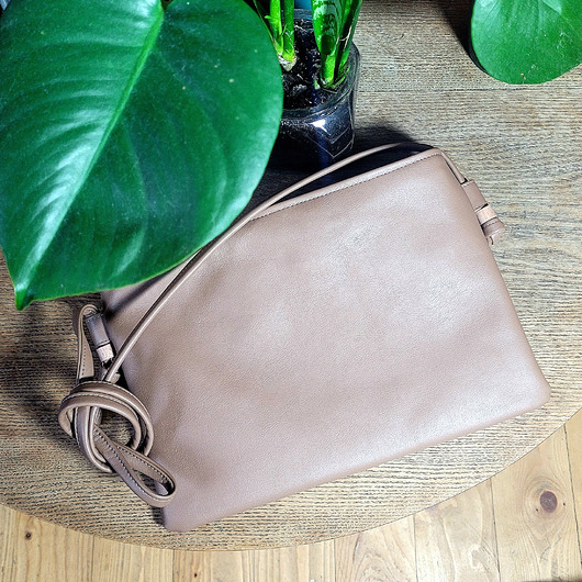 Nodo Bag S ciemnybeż mała kopertówka z paskiem