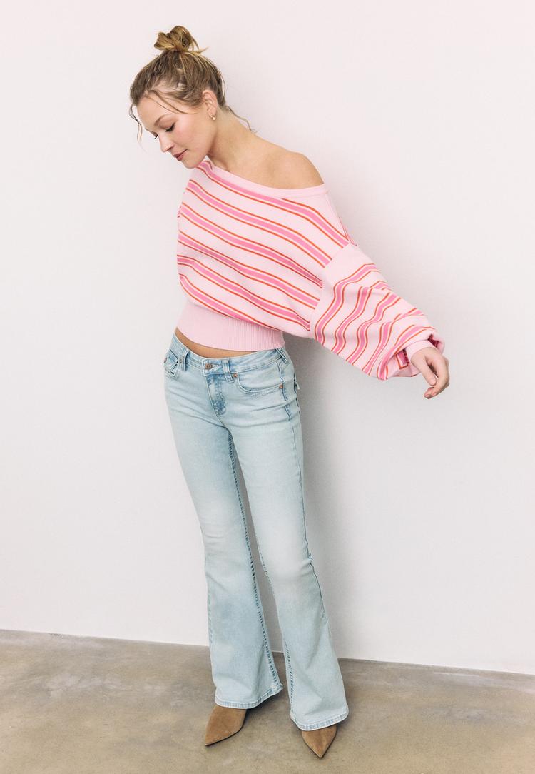 Stradivarius Asymetryczny sweter dzianinowy ze ściągaczem na dole Pastelowy róż S