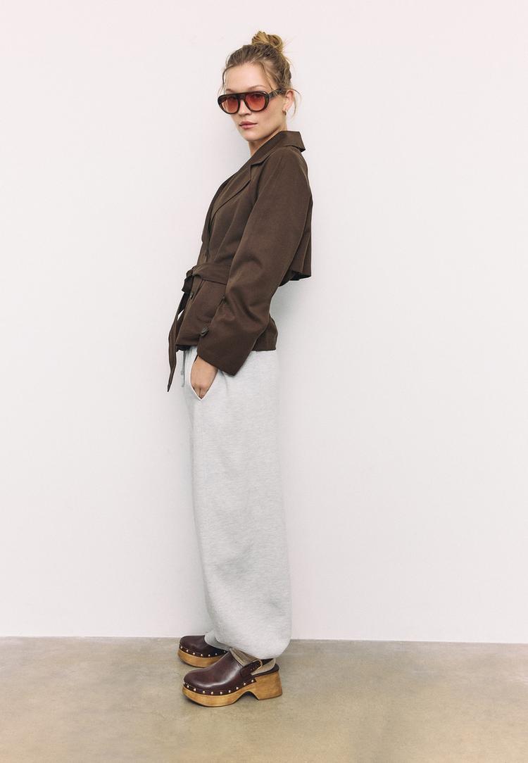 Stradivarius Krótki, lejący się trencz z paskiem Brązowy XS