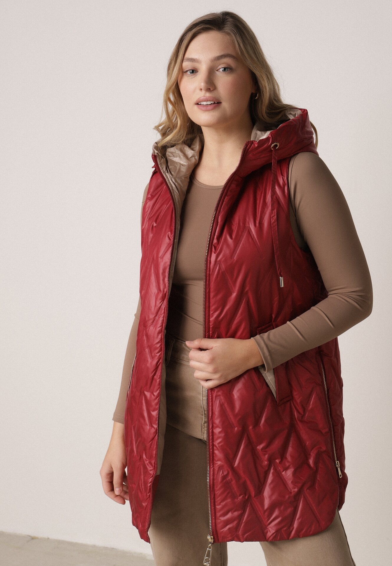 Czerwona Pikowana Kamizelka o Długim Kroju z Nieodpinanym Kapturem w Romby Dephice